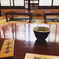 いせ源 - 二階のお座敷で待ちます。