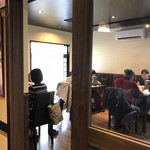 らぁ麺 すぎ本 - 奥のテーブル席も有ります