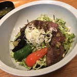 つばめや - 黒毛和牛のステーキ丼 ¥1,340 (税別)
      ( サラダ・味噌汁 ) 付き