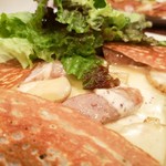 ブレッツカフェクレープリー - シポラタソーセージ、スイスのラクレットチーズ、オーガニックポテト、マスタードソース、グリーンサラダ