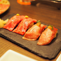 原宿焼肉 KINTAN - 和牛の握り寿司／白タンの昆布〆握り