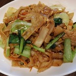 パッタイ - 太麺焼きうどん。ほんのりと、ミネラルたっぷりの黒糖を思わせる優しい甘味が特徴の太麺焼きそば。疲れた時などに良さそうです。