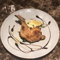 骨付き鶏もも肉のコンフィ バルサミコソース