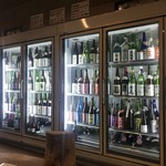 地酒BAR 山新 - ずらりと新潟の日本酒が並びます。