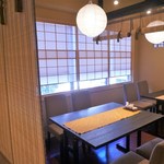 京いろめし 洛匠 - カジュアルに楽しむならテーブル席。ランチは窓際は明るくていい