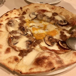 ビッフィ ヴィーニ エ ピアッティ - ポルチーニ茸のピザ