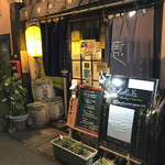 意屋 - 粋な居酒屋さんって感じの店構え。