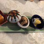 意屋 - 蟹とか、たらことか、ハモとか だったと思う。１番右忘れた。小籠包でコース終わりかと思った後にこんな上品なやつ出てきた（笑）