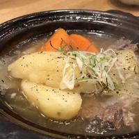 博多美食と日本酒　響喜 - お肉・メークイン・玉ねぎ・人参などが入りアツアツ。
