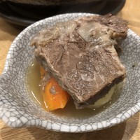 博多美食と日本酒　響喜 - *お肉は大き目の塊が3個入り、良く煮こまれているのでお箸でほぐれますね。 ジャガイモ・人参・玉ねぎにもよくお味が浸みていていい味わい。
