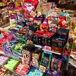 ジャンプ - 駄菓子がたくさん有り過ぎて、目がチカチカ☆