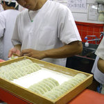 丸正餃子店 - 製作過程も美しい