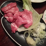 もつ焼 まるい - タン刺し