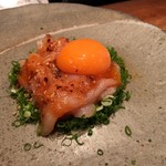 鶏一途 - 地鶏のユッケ(地玉子のせ)