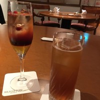 中国料理 花閒 - 楊貴妃な気分(左)、ノンアルコールカクテルの半端NAI(右)