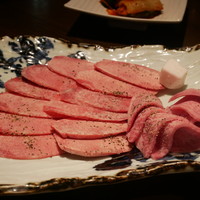 焼肉 大河 - 『塩タン』￥980円＆『大河特選リブロース炙り』￥1,880円　　　　　　　塩タンは少し塩辛いかな？という印象です。リブロースは口の中で溶けるといった表現が一番近いくらい柔らかいです。リブロースは必ず食べてもらいたいです。
