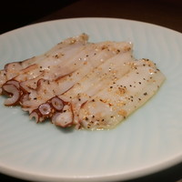 焼肉 大河 - 『北海道タコの塩炙り』￥680円　　　　　　　　　　　　　かみごたえのあるタコです。碧い皿と白のタコが綺麗に見えます。見た目だけで美味しく感じます（笑）