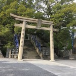 うぶしな - 宇夫階神社の敷地内に…
      ソレは存在する
      うぶしなというお店
      うどん屋であります