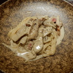 ポエシア - ポルチーニ茸と阿波美豚ベーコンのリングイネ クリームソース