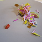モトイ - フォアグラと白無花果 菊の花びら 黒糖のソース 唐辛子の漬物2