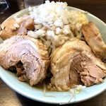 かじろうramen7 - 再訪問2018/10 ラーメン小豚(豚4枚)+玉ねぎ 「ニンニク」(1,000円)