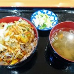 お食事処たまちゃん - かき揚げ丼。お新香はセルフで食べ放題。