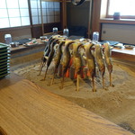 柳家 - 到着40分前くらいからじっくり焼かれてる落ち鮎