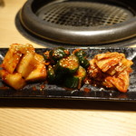 焼肉茶屋 みさわ - キムチ盛り合わせ：白菜、きゅうり、カクテキ