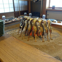 柳家 - 到着40分前くらいからじっくり焼かれてる落ち鮎