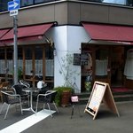 ラ・グラッツァ - お店の外観です。 ちょうど、角地にあります。お店はガラス張りで開放的な感じですね。 店外に、テーブルと椅子が出ていますね。 外でも食事が出来るのかな？