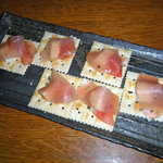 快食空間 makanaiya - 生ハムとクリームチーズのクラッカー