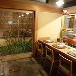 なる屋 - 店内はカウンター席のみ