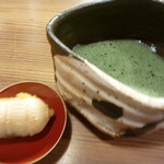 なる屋 - お抹茶と一緒に頂きます