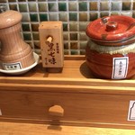 麺匠 たか松 - 卓上のいろいろ