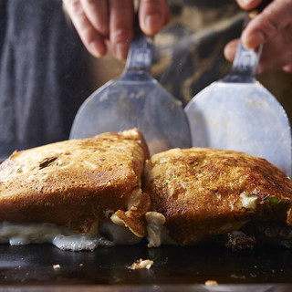 鉄板焼きの醍醐味◎ごまかし効かぬプロの手捌きまでご堪能あれ！