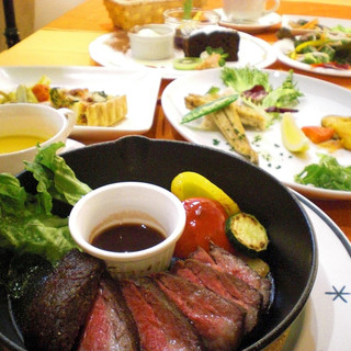 采用新鲜海鲜和稀有肉块制成的“精致法国料理”。