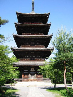 Bon - 重文の五重塔は1645年の建築です。