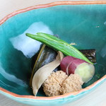 春夏秋冬 料理 山ぎし - 旬の野菜と鯛の子を炊き合わせ、アクセントに柚子皮を振っています。