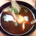 松寿司 - 赤だし　しまあじのカマが入ってます。