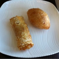 広東料理 センス - ７種類の点心類の盛り合わせ その2 “湯葉の春巻き”と“鶏肉とカシューナッツ入り揚げまんじゅう"