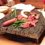 波津馬 - 肉が焼かれる様子