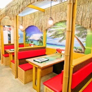 The interior of the store looks like a beach resort in Cebu ♡ Relax while looking out at the sea ♪