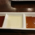 鳥田中 - 湯引きのタレ・・・だし醤油・ごま油・にんにく醤油