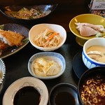 久みち - おかず色々。この日は鯵フライ。750円。