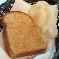 トレーダーヴィックス東京 - TRADER VIC'S ＠The New Otani  牡蠣とほうれん草のクリームスープに付くパン