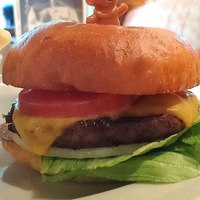 トレーダーヴィックス東京 - TRADER VIC'S ＠The New Otani  トレーダーヴィっクス特製ハンバーガー 横からの眺め