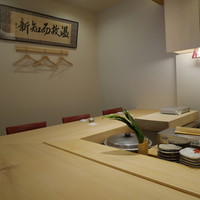 鮨 いしばし - 白木のカウンター