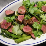 喃喃 - 蒸し青菜と牛ハツのサラダ