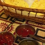 サービス（０円）のせんべい。　色んなソースがふつうにうまい。