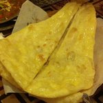 ナマステ - ナン。カットされてますが、１枚分で３５０円。安い！